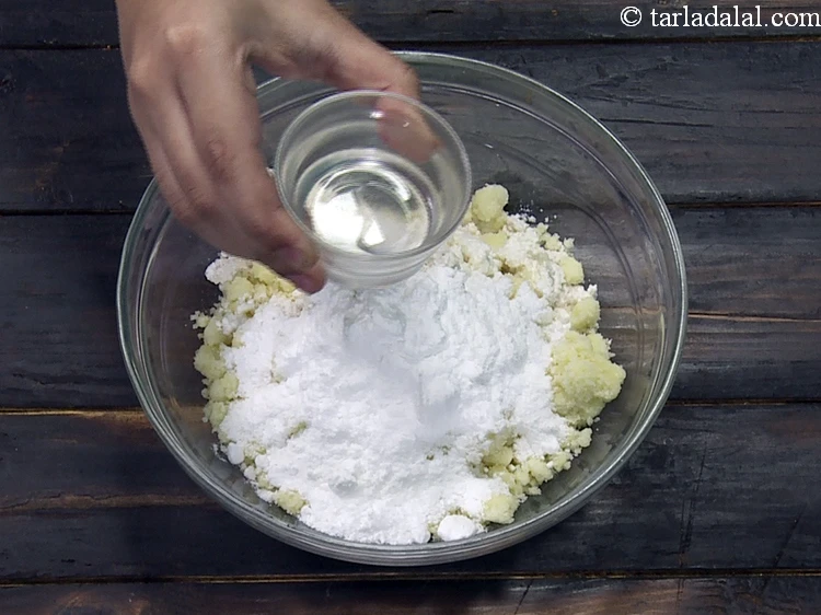 स्टेप 10 – <p><a href="">गुलाब एैसेन्स्</a>&nbsp;की कुछ बूँदे डालें।&nbsp;&nbsp;</p>