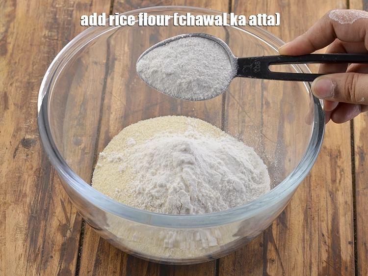 स्टेप 4 – <p>साथ ही, <span style="background-color:rgb(255,255,255);color:rgb(0,0,0);">1 1/2 टेबल-स्पून </span><a href="https://www.tarladalal.com/glossary-rice-flour-chawal-ka-atta-hindi-534i"><u>चावल का आटा …