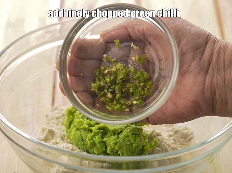 स्टेप 12 – <p><span style="background-color:rgb(255,255,255);color:rgb(0,0,0);">1 to 2 </span><a href="https://www.tarladalal.com/glossary-green-chillies-hari-mirch-hindi-331i#ing_2388"><u>कटी हुई हरी मिर्च (chopped …