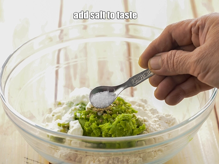 स्टेप 15 – <p>स्वादानुसार <a href="https://www.tarladalal.com/glossary-salt-namak-table-salt-hindi-418i"><u>नमक (salt)</u></a> डालें।</p>