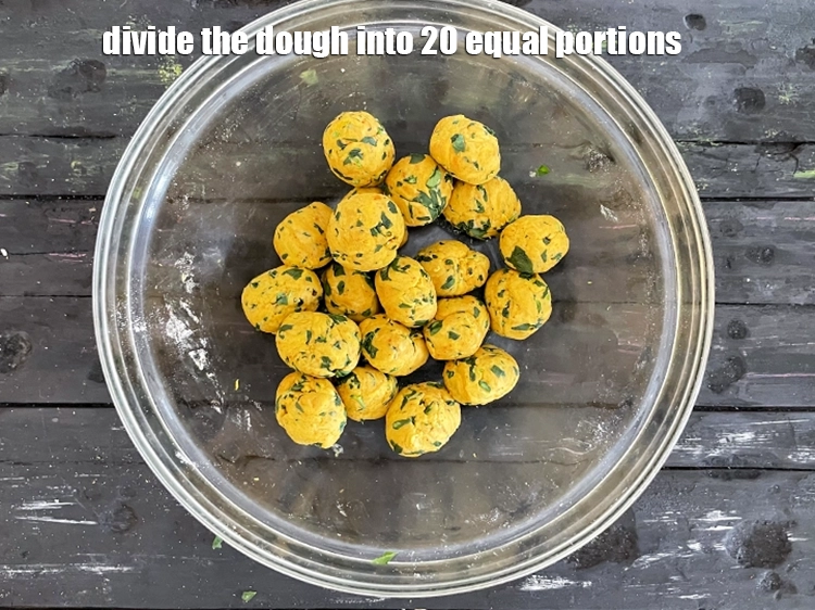 स्टेप 13 – <p>आटे को 20 बराबर भागों में बाँट लें।</p>