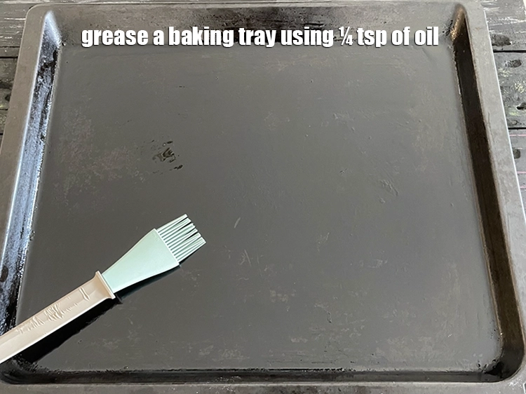 स्टेप 16 – <p>एक बेकिंग ट्रे को ¼ छोटा चम्मच <a href="https://www.tarladalal.com/glossary-oil-hindi-671i"><u>तेल ( …