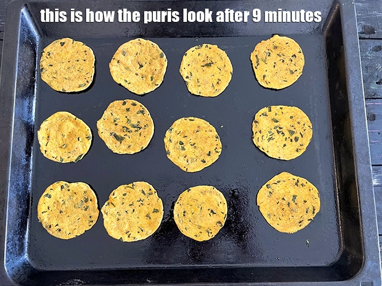 स्टेप 19 – <p>9 मिनट बाद पूरियां कुछ इस तरह दिखती हैं।</p>