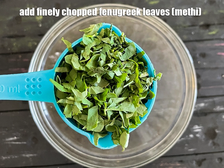 स्टेप 4 – <p>इसमें <span style="background-color:rgb(255,255,255);color:rgb(0,0,0);">1/2 कप </span><a href="https://www.tarladalal.com/glossary-fenugreek-leaves-methi-methi-leaves-methi-ke-patte-methi-ki-bhaji-hindi-373i#ing_2382"><u>कटी हुई मेथी की पत्तियां …