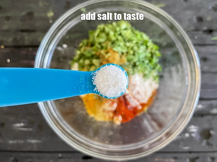 स्टेप 9 – <p>स्वादानुसार <a href="https://www.tarladalal.com/glossary-salt-namak-table-salt-hindi-418i"><u>नमक (salt)</u></a> डालें। हमने 1/2 छोटी चम्मच नमक …