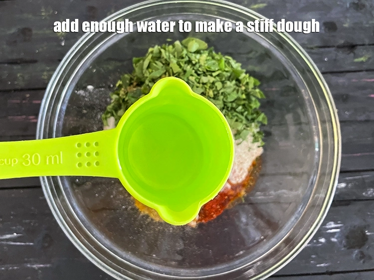 स्टेप 10 – <p>सख्त आटा गूंथने के लिए पर्याप्त <strong>पानी</strong> डालें। हमने पहले …