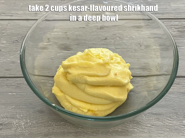 स्टेप 4 – <p><strong>उपवास के लिए पीयुश</strong> बनाने के लिए, एक गहरे कटोरे …