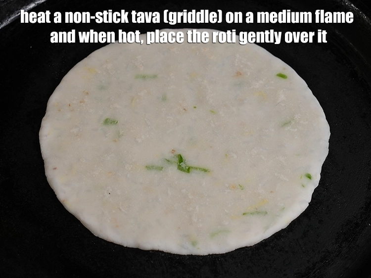 स्टेप 4 – <p>एक नॉन-स्टिक तवे को मध्यम आँच पर गरम कीजिए और …