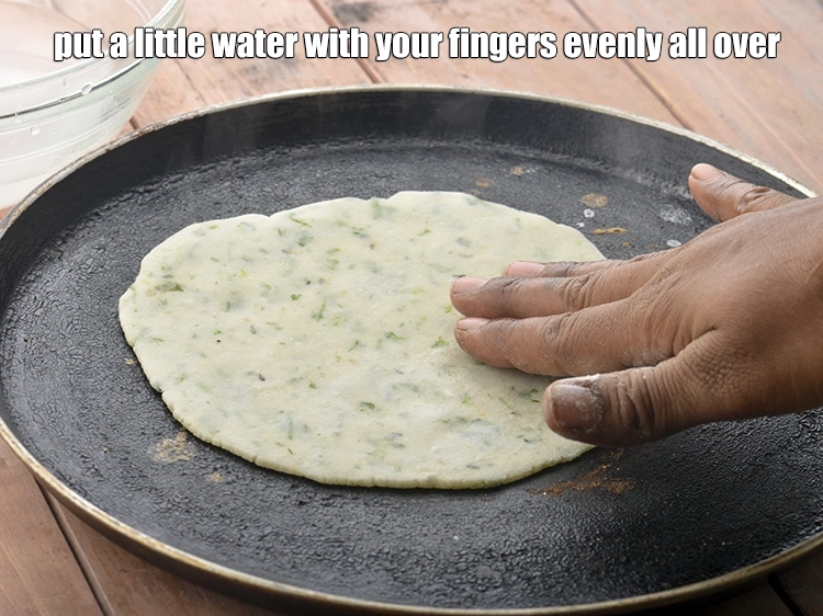 स्टेप 5 – <p>अपनी उंगलियों से थोड़े पानी छिड़क कर चारों तरफ हल्के …