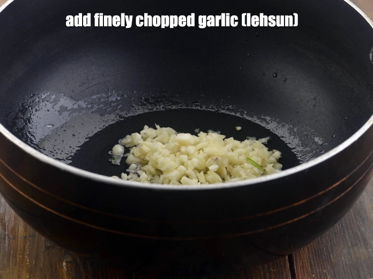 स्टेप 6 – <p>कढ़ाही में <span style="background-color:rgb(255,255,255);color:rgb(0,0,0);">2 1/2 किलो </span><a href="https://www.tarladalal.com/glossary-oil-hindi-671i"><u>तेल ( oil …