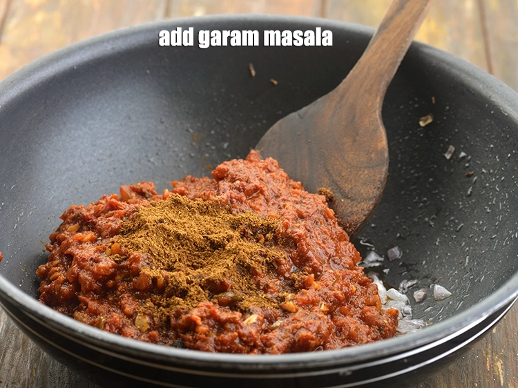 स्टेप 24 – <p>अब, हम अपने सभी सूखे मसाले डालेंगे। सबसे पहले <span …