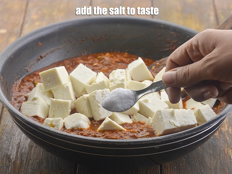 स्टेप 34 – <p>साथ ही, स्वादअनुसार <a href="https://www.tarladalal.com/glossary-salt-namak-table-salt-hindi-418i"><u>नमक (salt)</u></a> डालें।</p>