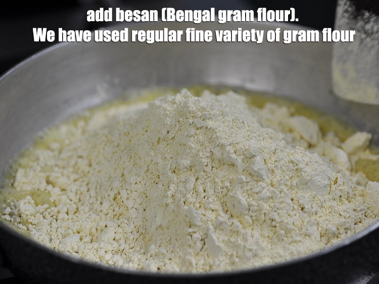 स्टेप 4 – <p><span style="background-color:rgb(255,255,255);color:rgb(0,0,0);">4 कप </span><a href="https://www.tarladalal.com/glossary-besan-chana-dal-flour-bengal-gram-flour-hindi-952i"><u>बेसन ( besan )</u></a> डालें। हमने …