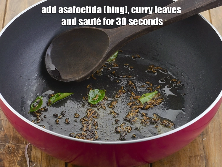 स्टेप 6 – <p><strong>जब जीरा चटक जाए तो</strong> उसमें <a href="https://www.tarladalal.com/glossary-asafoetida-hing-hindi-113i"><u>हींग (asafoetida, hing)</u></a>, …