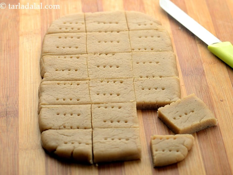 स्टेप 15 – <p>तेज़ चाकू या पिज़्ज़ा कटर से 18 बराबर चौकोर टुकड़ों …