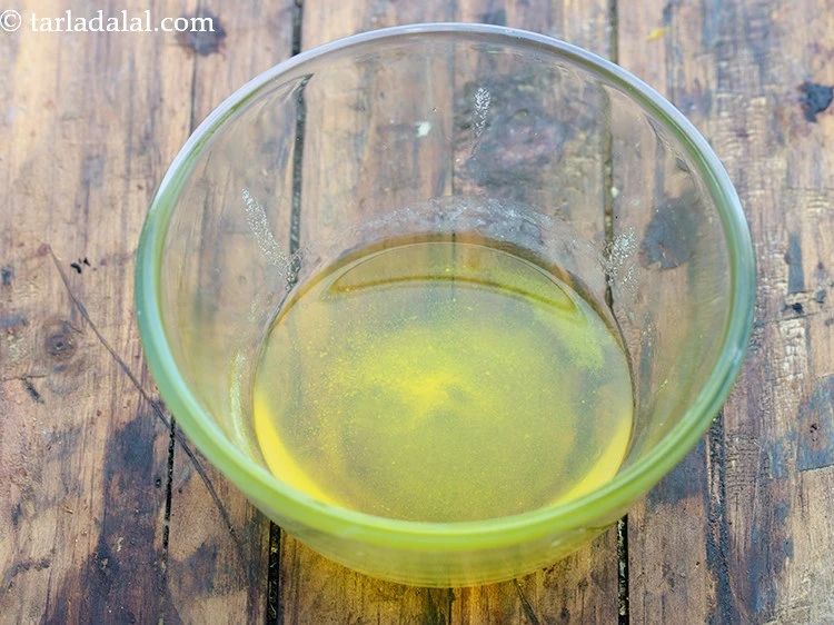 स्टेप 6 – <p>दूसरे बाउल में पिघला हुआ घी लें। घी की जगह …