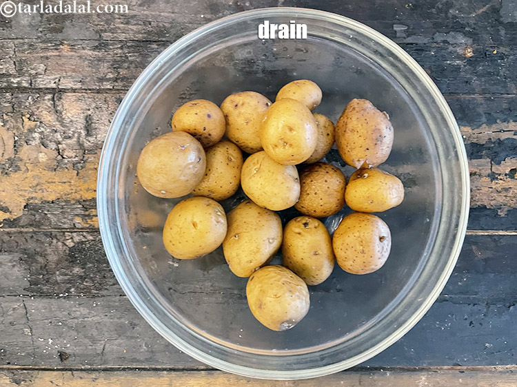 स्टेप 7 – <p>पानी निकाल दें।</p>