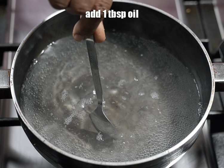 स्टेप 3 – <p><span style="background-color:rgb(255,255,255);color:rgb(0,0,0);">1 टी-स्पून </span><a href="https://www.tarladalal.com/glossary-oil-hindi-671i"><u>तेल ( oil )</u></a><strong> </strong>डालें ।</p>