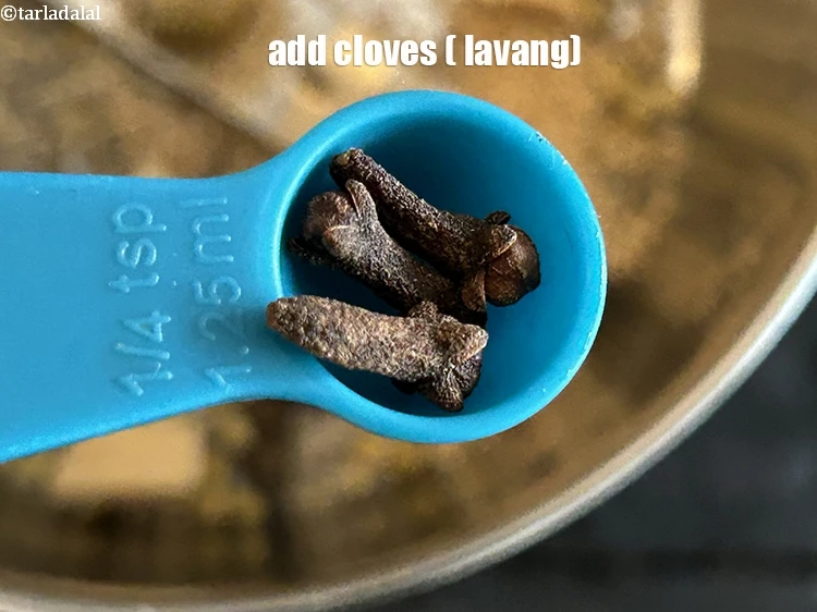 स्टेप 11 – <p style="margin-left:0px;">3 <a href="https://www.tarladalal.com/glossary-cloves-laung-lavang-hindi-322i"><u>लौंग (cloves, lavang)</u></a> डालें।</p>