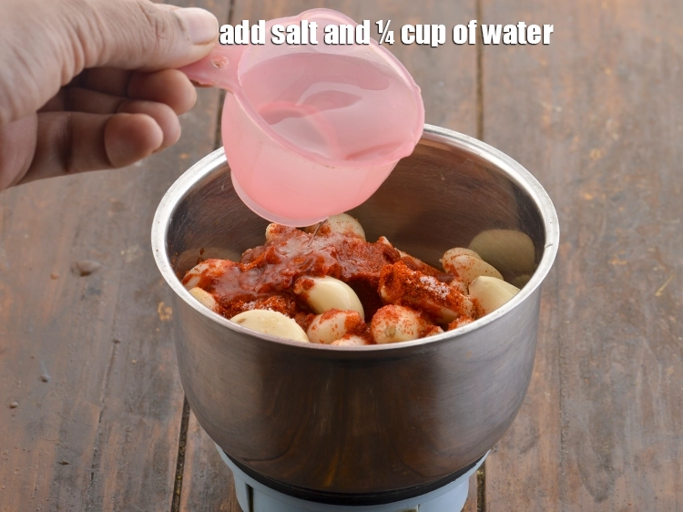 स्टेप 5 – <p><a href="https://www.tarladalal.com/glossary-salt-namak-table-salt-hindi-418i"><u>नमक (salt) </u></a><span style="background-color:rgb(255,255,255);color:rgb(0,0,0);">स्वादअनुसार</span> और १/४ कप <strong>पानी</strong> डालें।</p>
