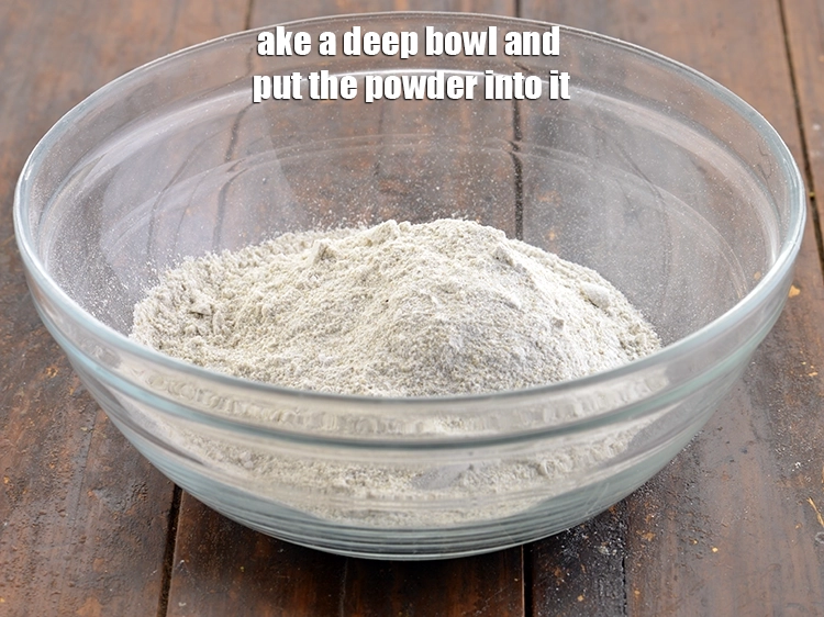 स्टेप 4 – <p>एक गहरी कटोरी लें और उसमें पाउडर डालकर, एक तरफ …