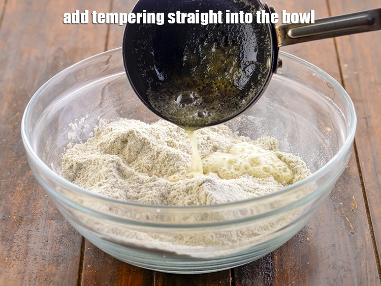 स्टेप 8 – <p><strong>कुट्टू-उड़द दाल पाउडर</strong> में <strong>तड़का</strong> को डाल दें।</p>