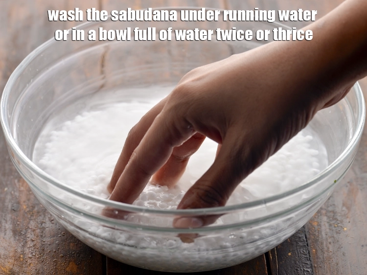 स्टेप 3 – <p>साबूदाना को बहते पानी के नीचे या पानी से भरे …