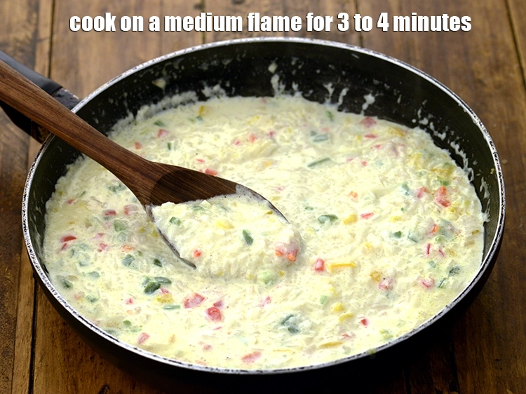 स्टेप 5 – <p>मध्यम आंच पर 3 से 4 मिनट तक पकाएं, बीच-बीच …