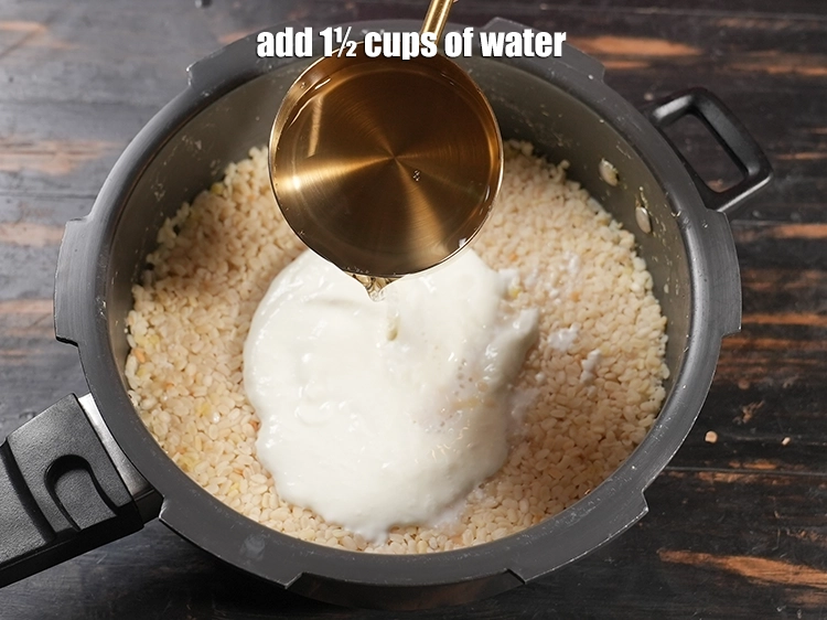 स्टेप 13 – <p>गाढ़ापन समायोजित करने के लिए 1½ कप <strong>पानी</strong> डालें।</p>