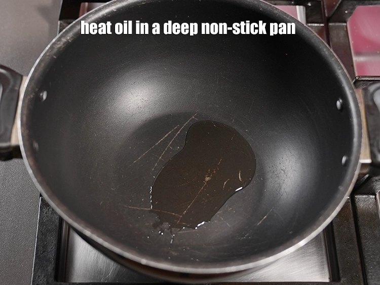 स्टेप 15 – <p><span style="background-color:rgb(255,255,255);color:rgb(0,0,0);">अब अडाद नी दाल बनाने के लिए एक गहरे …