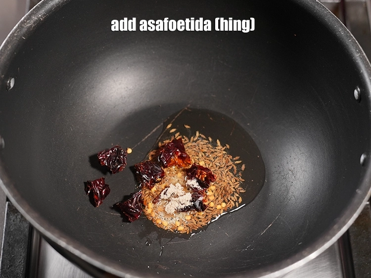 स्टेप 18 – <p>थोड़ा सा <span style="background-color:rgb(255,255,255);color:rgb(0,0,0);">1/4 टी-स्पून </span><a href="https://www.tarladalal.com/glossary-asafoetida-hing-hindi-113i"><u>हींग (asafoetida, hing)</u></a> डालें। …