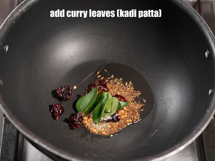 स्टेप 19 – <p>कुछ <span style="background-color:rgb(255,255,255);color:rgb(0,0,0);">5 </span><a href="https://www.tarladalal.com/glossary-curry-leaves-kadi-patta-kadipatta-hindi-388i"><u>करी पत्ते (curry leaves)</u></a> डालें। करी …