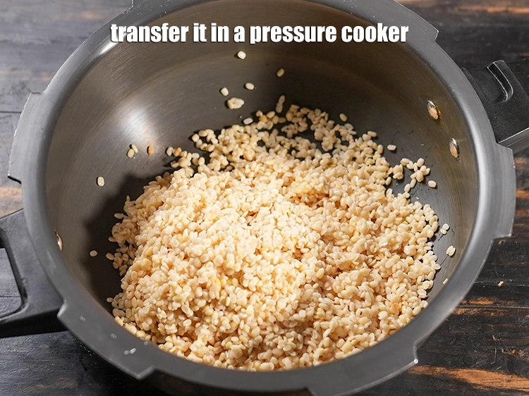 स्टेप 7 – <p>इसे प्रेशर कुकर में डालें।</p>