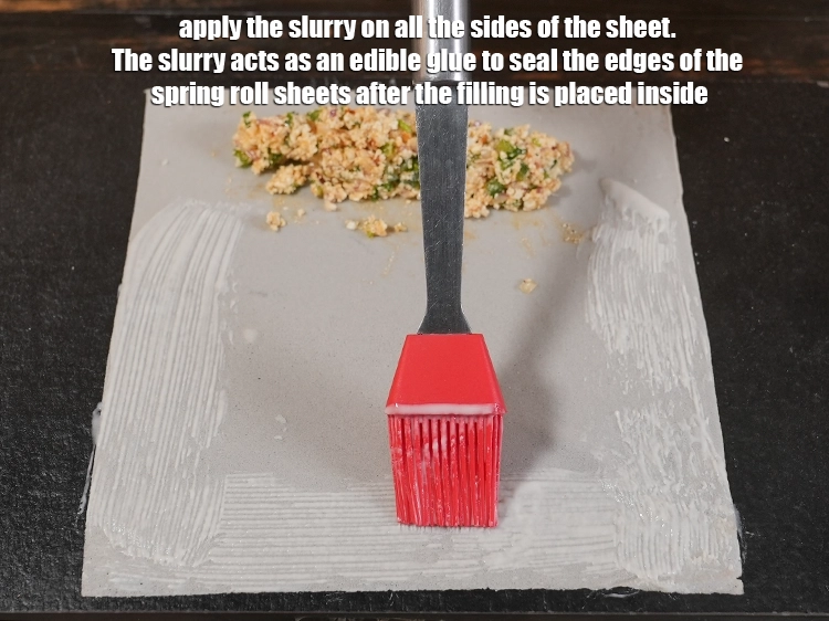 स्टेप 18 – <p>शीट के सभी तरफ स्लरी लगाएं। फिलिंग डालने के बाद …