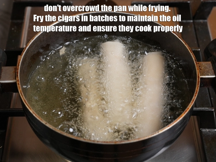 स्टेप 27 – <p>फ्राई करते समय पैन में ज़्यादा सिगार न डालें। सिगार …
