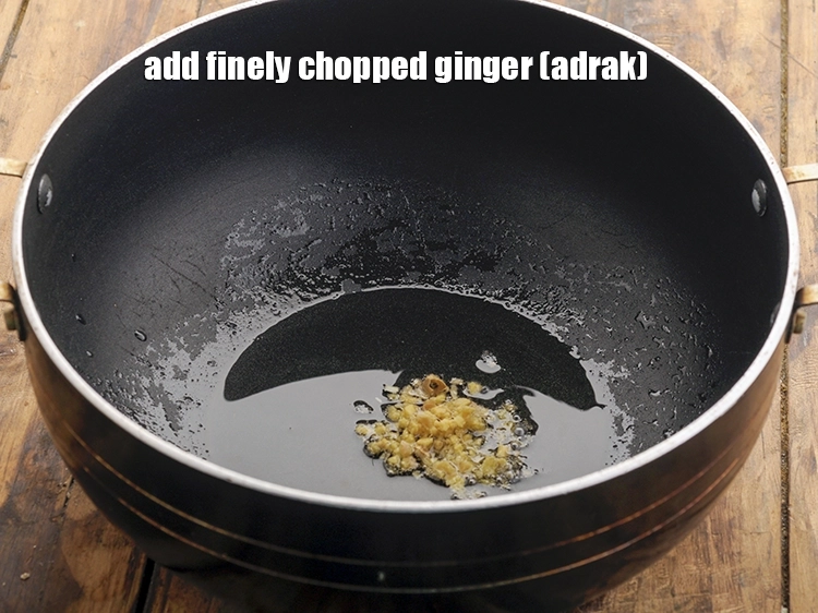 स्टेप 5 – <p><strong>तेल गरम होने के बाद</strong> <span style="background-color:rgb(255,255,255);color:rgb(0,0,0);">1/2 टी-स्पून </span><a href="https://www.tarladalal.com/glossary-ginger-adrak-hindi-453i#ing_2366"><u>कटा …