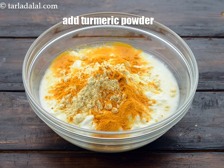 स्टेप 15 – <p><span style="background-color:rgb(255,255,255);color:rgb(0,0,0);">1/2 टी-स्पून </span><a href="https://www.tarladalal.com/glossary-turmeric-powder-haldi-hindi-645i"><u>हल्दी पाउडर (turmeric powder, haldi)</u></a> डालें।</p>