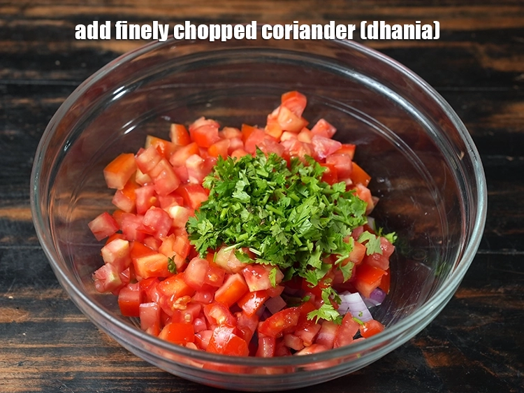 स्टेप 5 – <p>२ टेबल-स्पून बारीक <a href="">कटा हुआ हरा धनिया</a> डालें।&nbsp;<a href="">धनिया</a>&nbsp;एक …