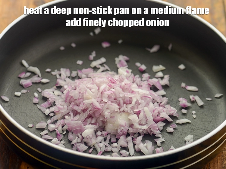 स्टेप 24 – <p><strong>प्याज वाले ब्राउन राइस</strong> बनाने के लिए, &nbsp;एक गहरे नॉन-स्टिक …