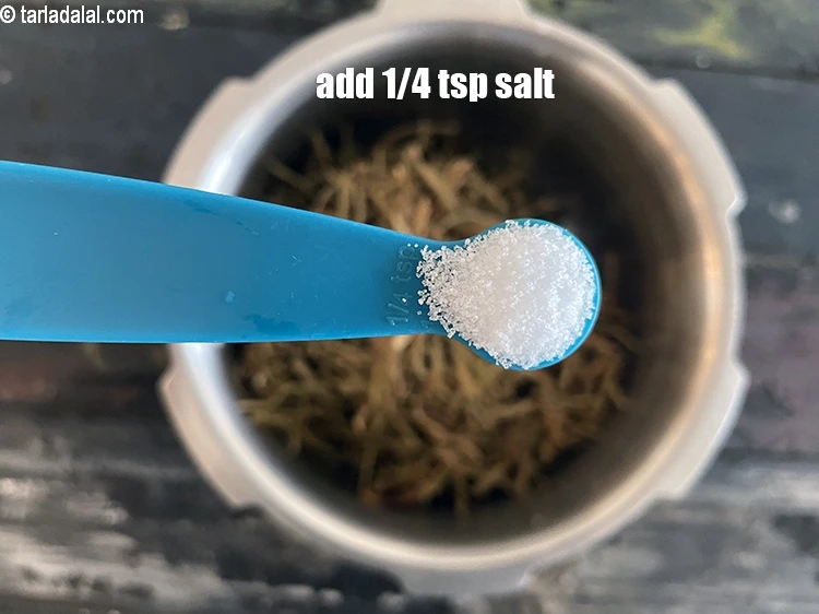 स्टेप 21 – <p>स्वादानुसार नमक डालें। हमने 1/4 <span style="background-color:rgb(255,255,255);color:rgb(0,0,0);">टी-स्पून</span> नमक डाला है।</p>