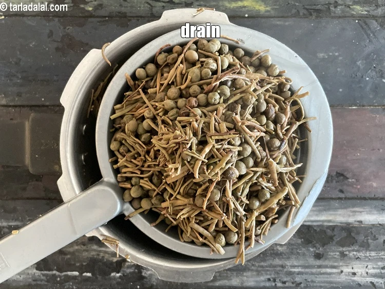 स्टेप 26 – <p>पानी निथार लें।</p>