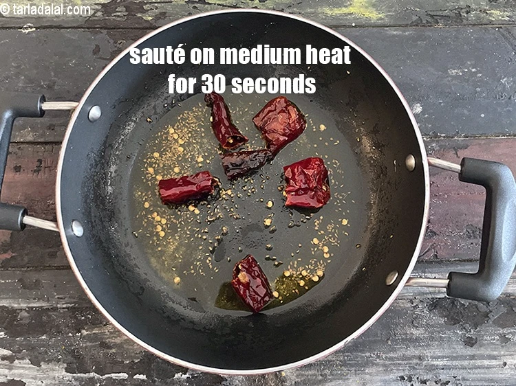 स्टेप 31 – <p>मध्यम आँच पर 30 सेकंड तक भूनें।</p>