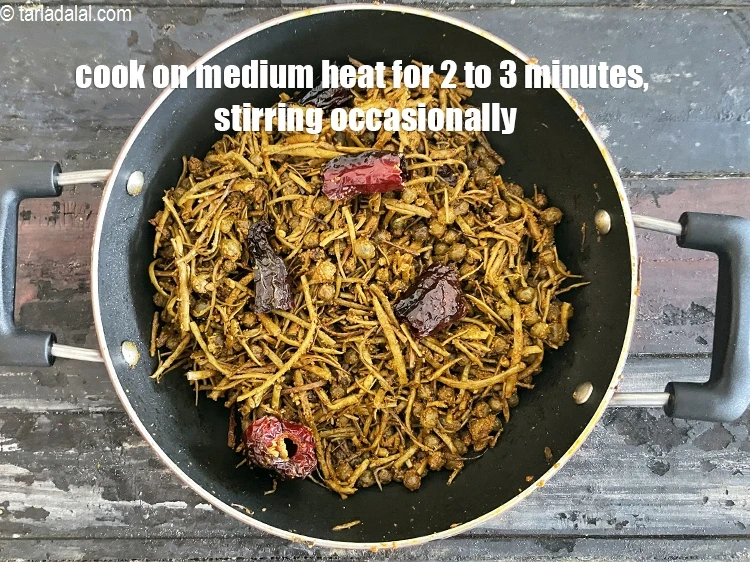 स्टेप 41 – <p>मध्यम आँच पर 2 से 3 मिनट तक बीच-बीच में …