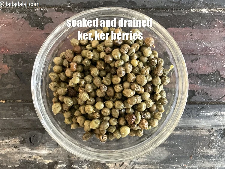 स्टेप 9 – <p>भीगा हुआ और पानी निथारा हुआ केर।</p>