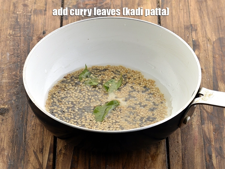 स्टेप 20 – <p><span style="background-color:rgb(255,255,255);color:rgb(0,0,0);">2 to 3 </span><a href="https://www.tarladalal.com/glossary-curry-leaves-kadi-patta-kadipatta-hindi-388i"><u>करी पत्ते (curry leaves)</u></a> डालें।</p>