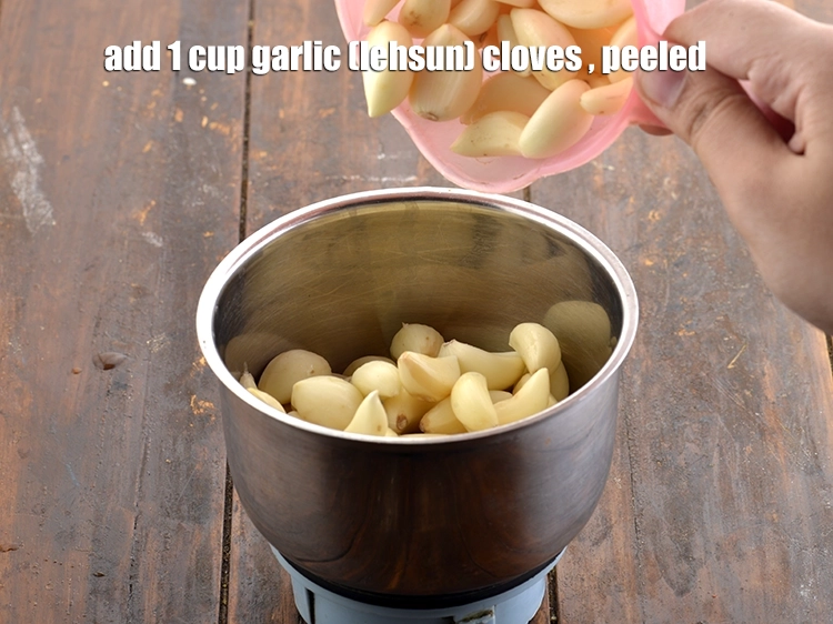 स्टेप 4 – <p><span style="background-color:rgb(255,255,255);color:rgb(0,0,0);"><strong>लहसुन की चटनी बनाने के लिए | लहसुन और …