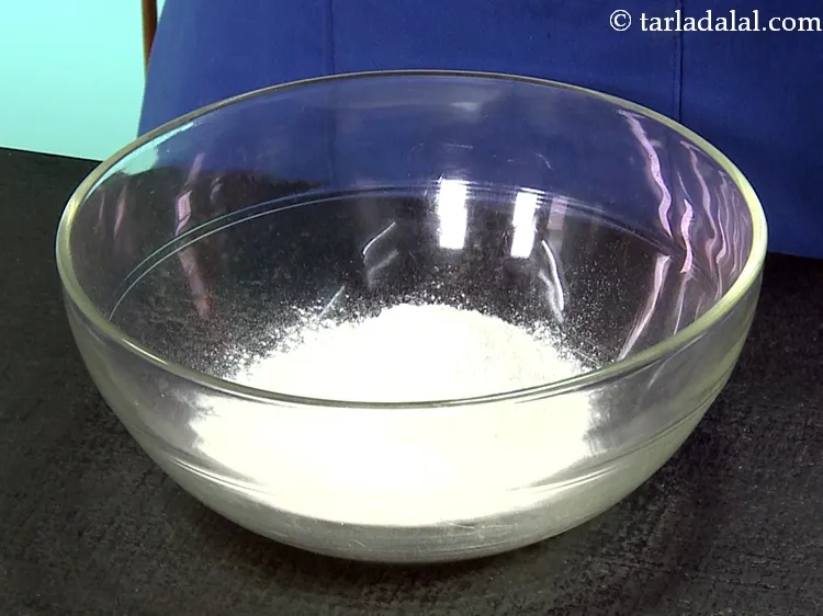 स्टेप 1 – <p>भाकरवड़ी का आटा गूंथने के लिए, एक गहरे कटोरे में …