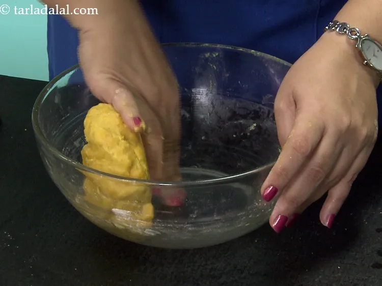 स्टेप 10 – <p>गूंथने के लिए थोड़ा तेल डालें।</p>