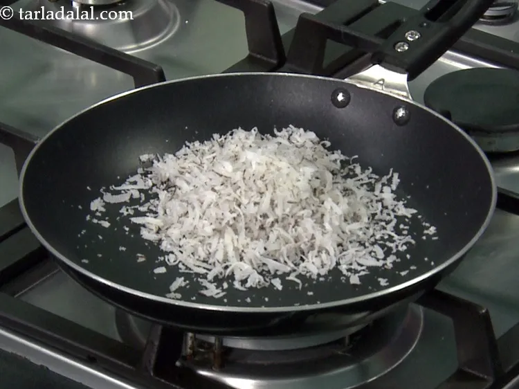 स्टेप 14 – <p>आँच को मध्यम कर दें और उसमें <span style="background-color:rgb(255,255,255);color:rgb(0,0,0);">1/2 कप …