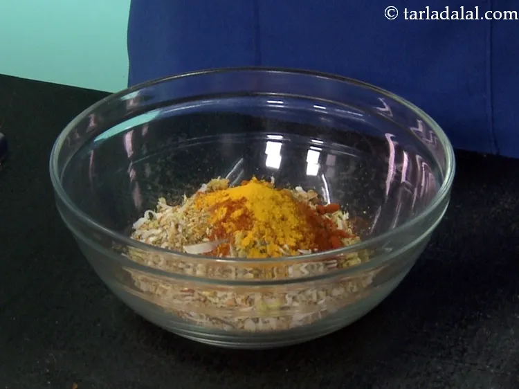 स्टेप 27 – <p style="margin-left:0px;"><span style="background-color:rgb(255,255,255);color:rgb(0,0,0);">1/4 टी-स्पून </span><a href="https://www.tarladalal.com/glossary-turmeric-powder-haldi-hindi-645i"><u>हल्दी पाउडर (turmeric powder, haldi)</u></a> …